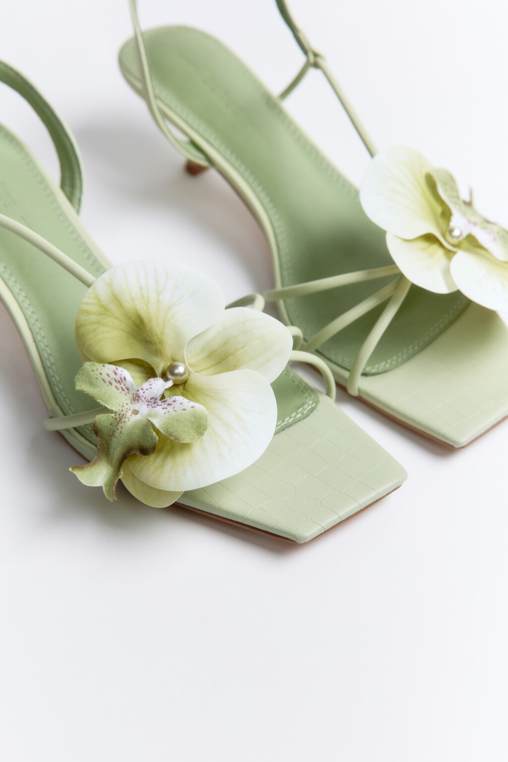 Босоножки на каблуке с цветком - цвет зеленый - 6