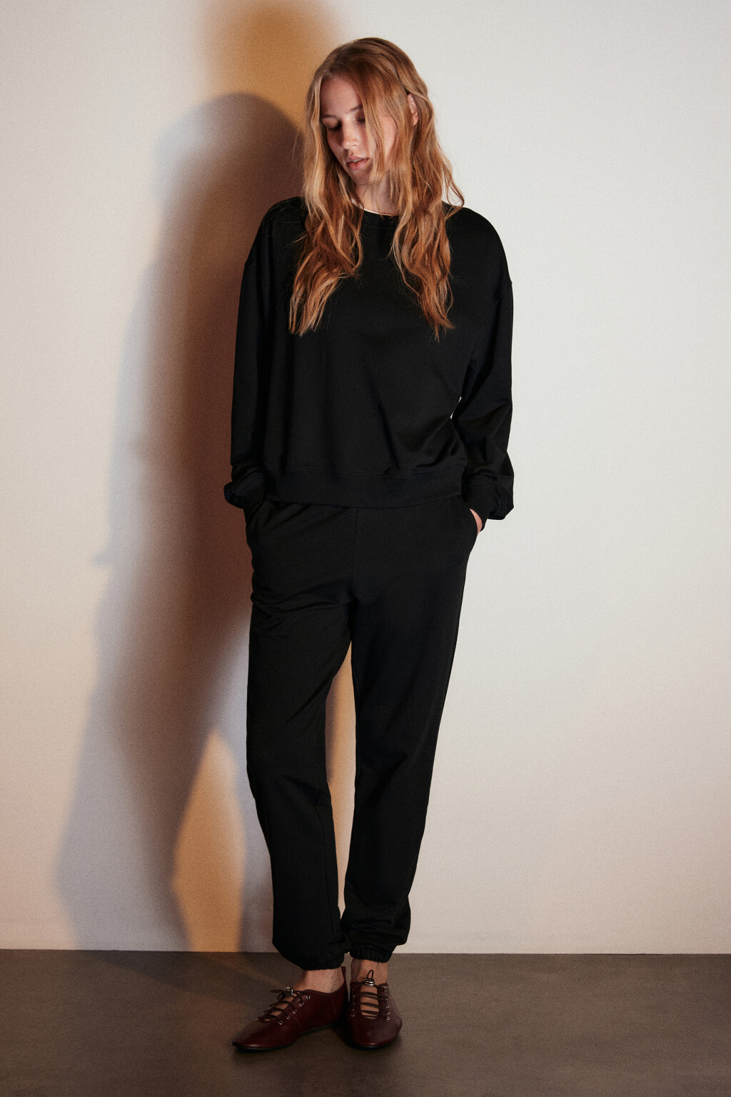 Брюки-джоггеры из футера - цвет черный - 4