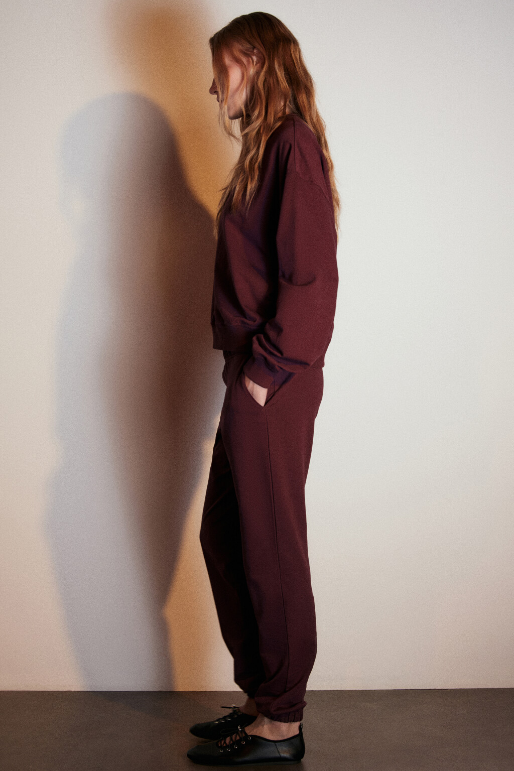Брюки-джоггеры из футера - цвет бордовый - 2