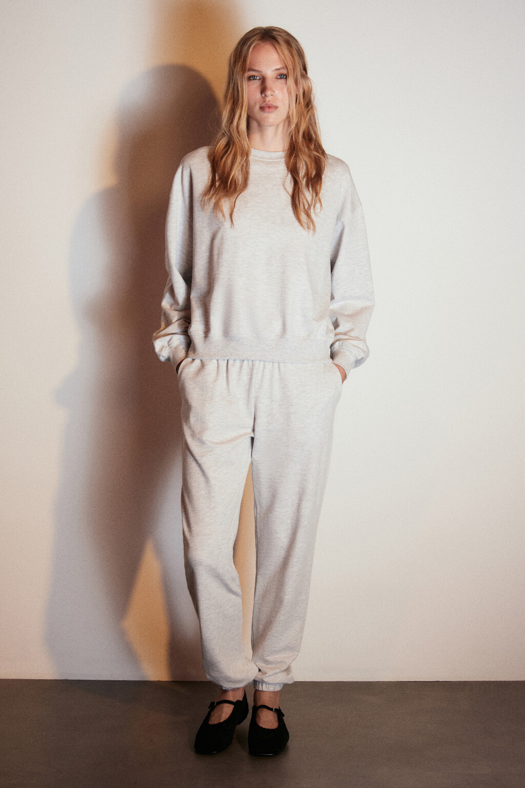 Брюки-джоггеры из футера - цвет серый - 4