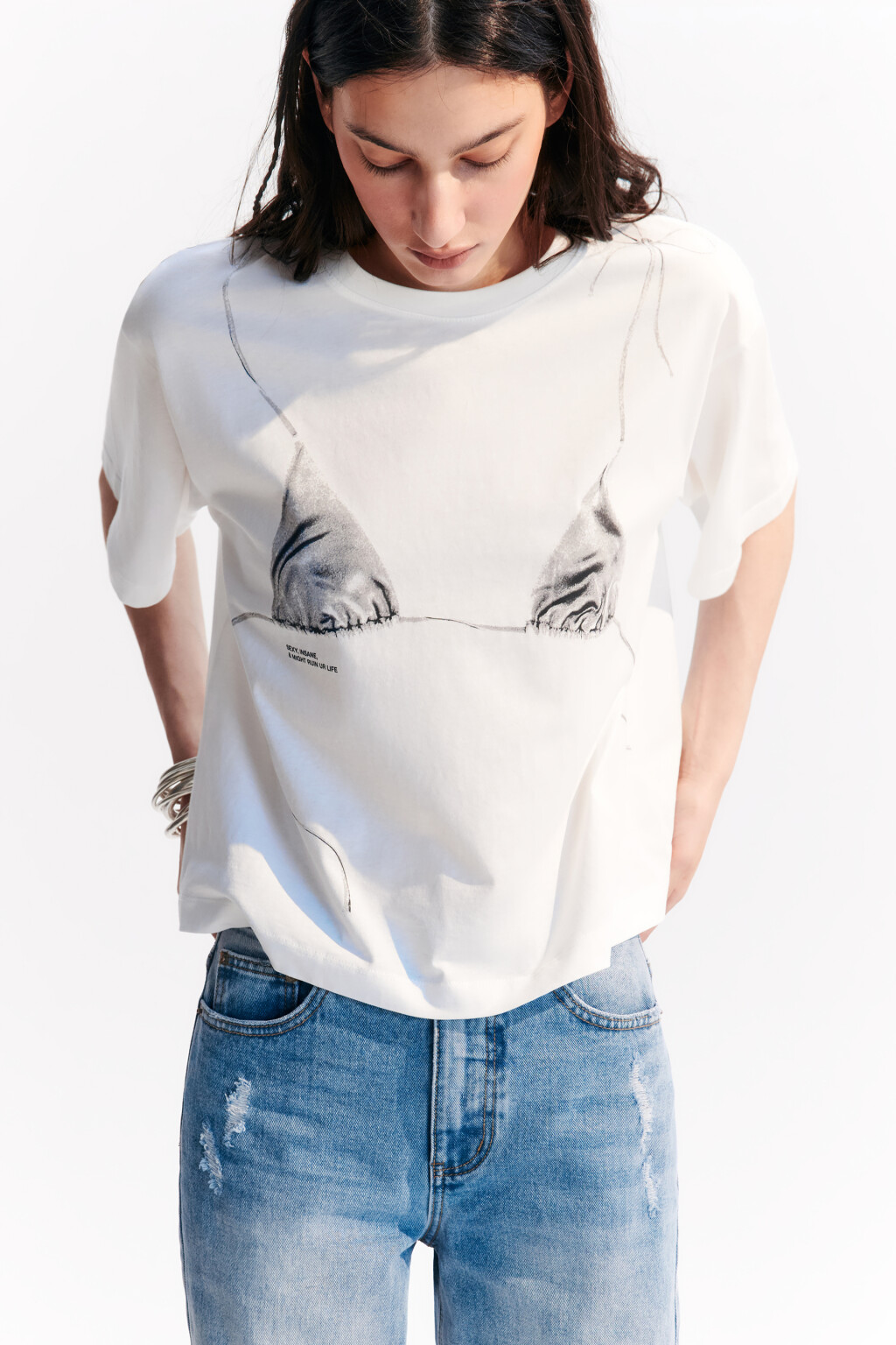 Футболка хлопковая с принтом-бикини - цвет белый - 1