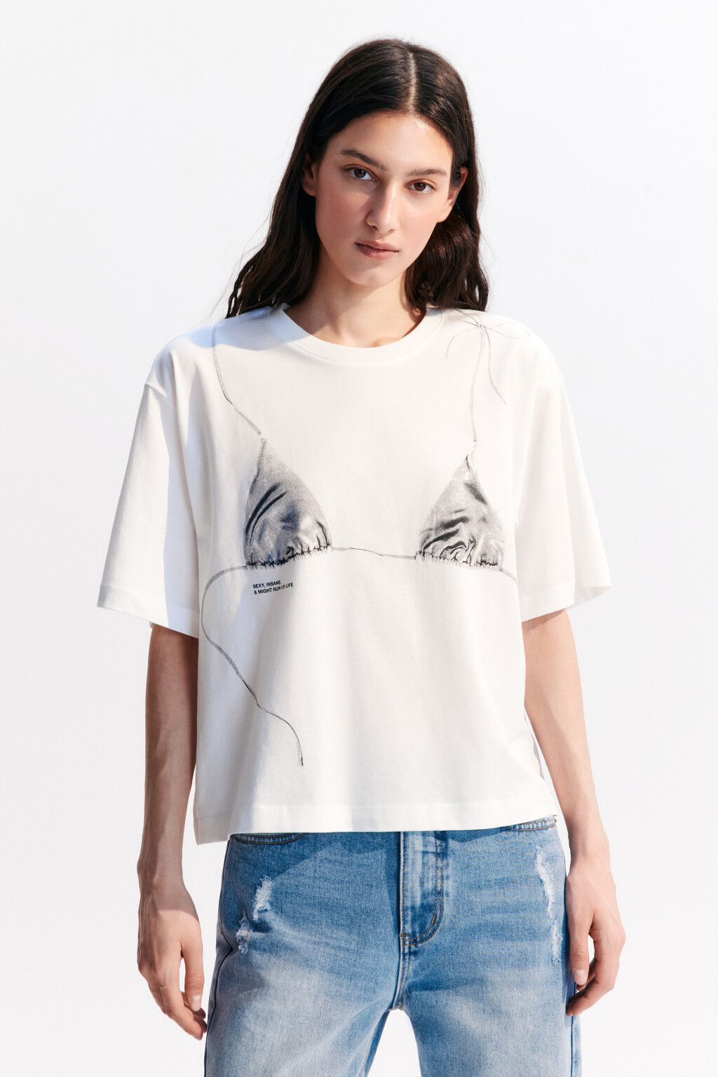 Футболка хлопковая с принтом-бикини - цвет белый - 2