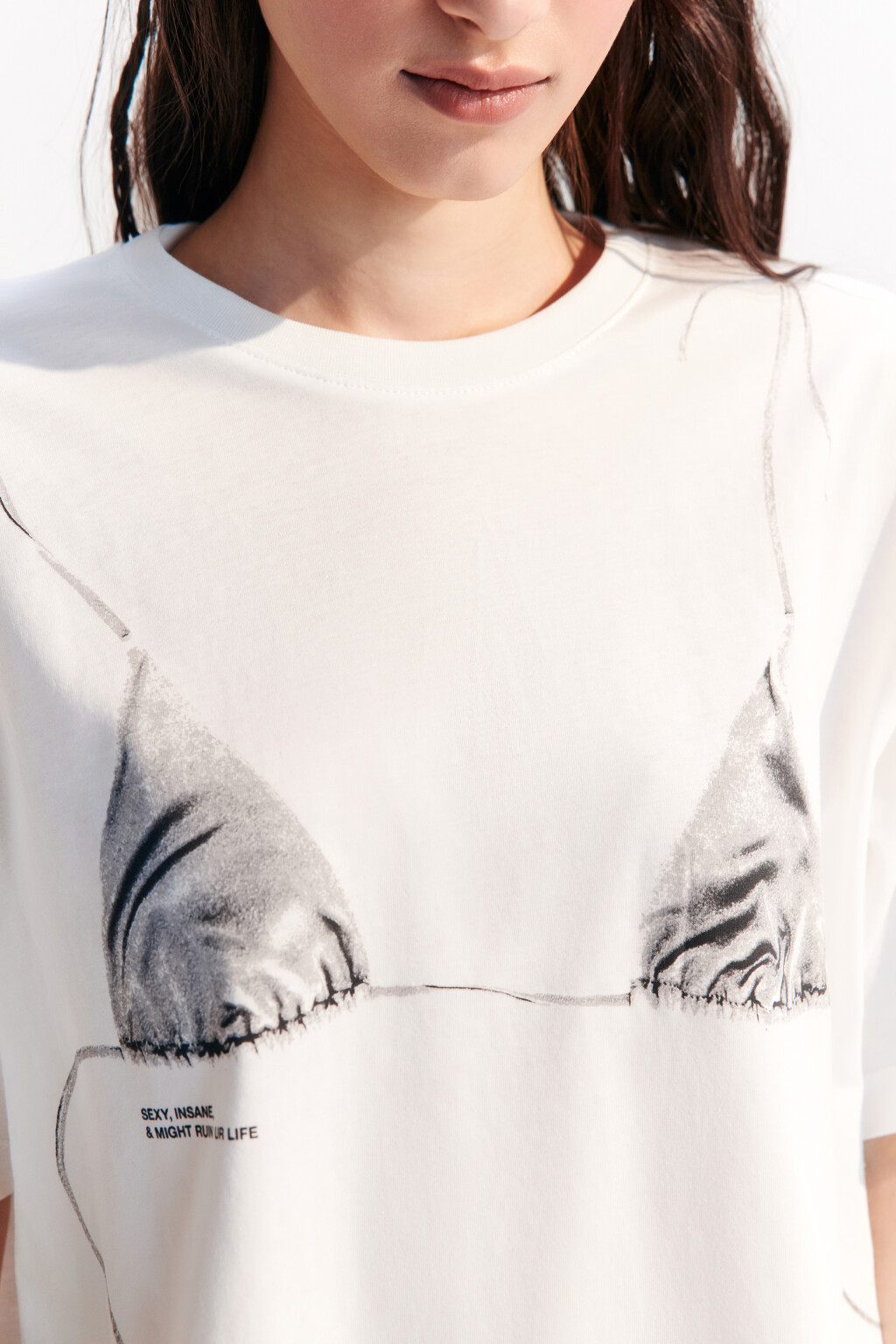 Футболка хлопковая с принтом-бикини - цвет белый - 5