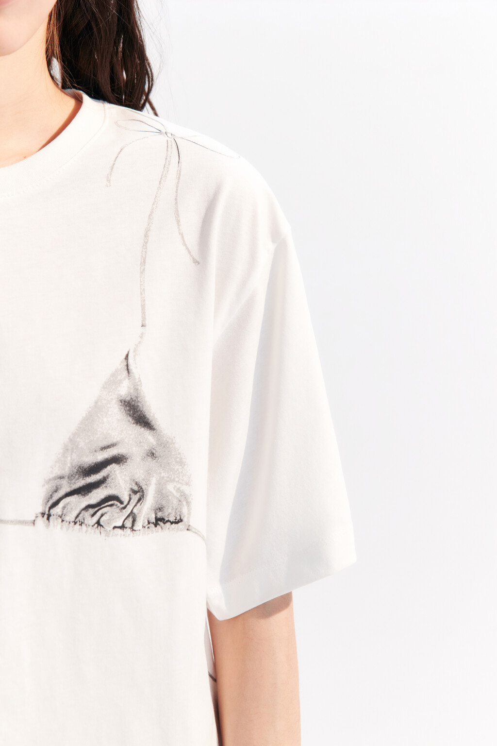 Футболка хлопковая с принтом-бикини - цвет белый - 6