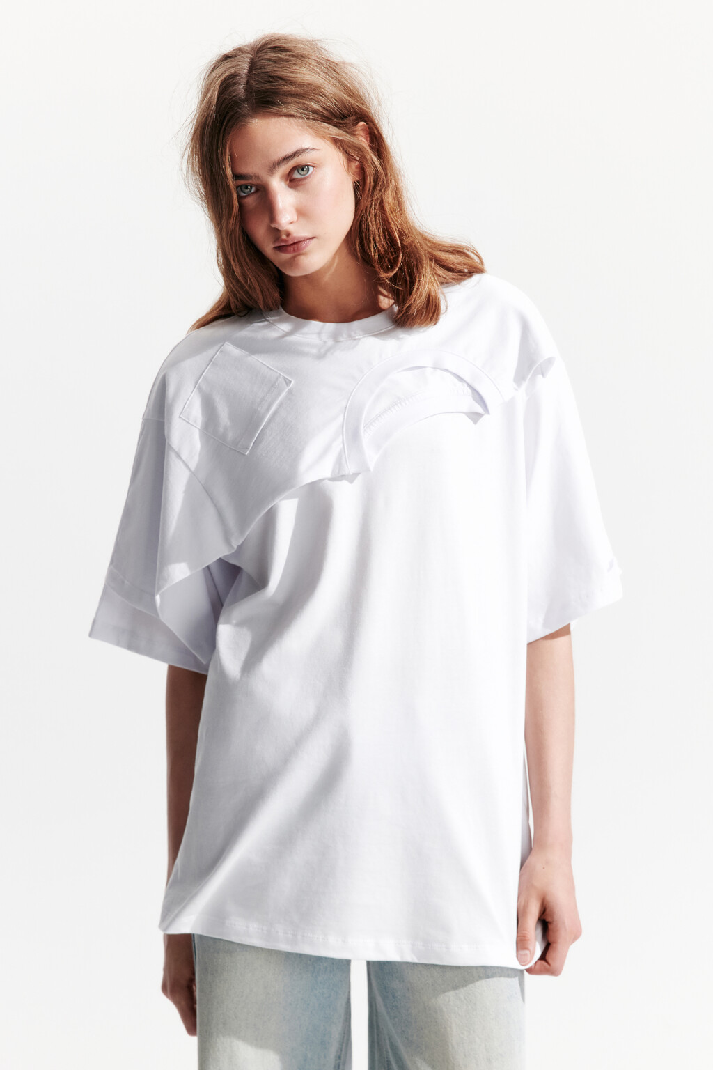 Футболка в стиле деконструктивизма - цвет белый - 4
