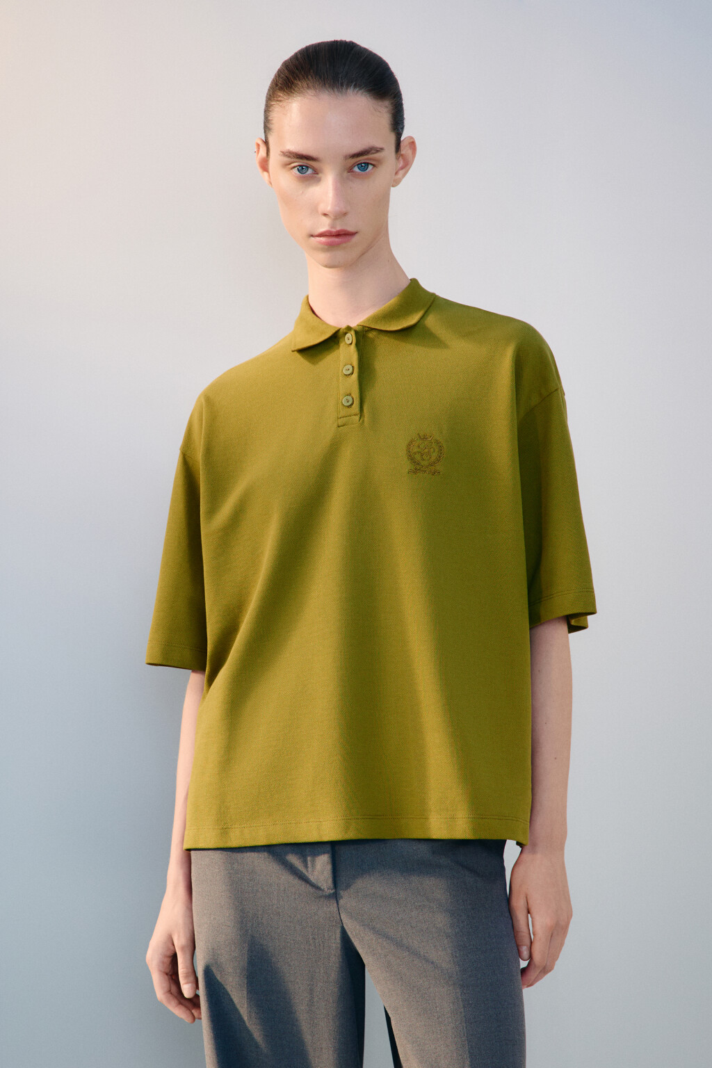 Футболка-поло с вышивкой - цвет зеленый - 2