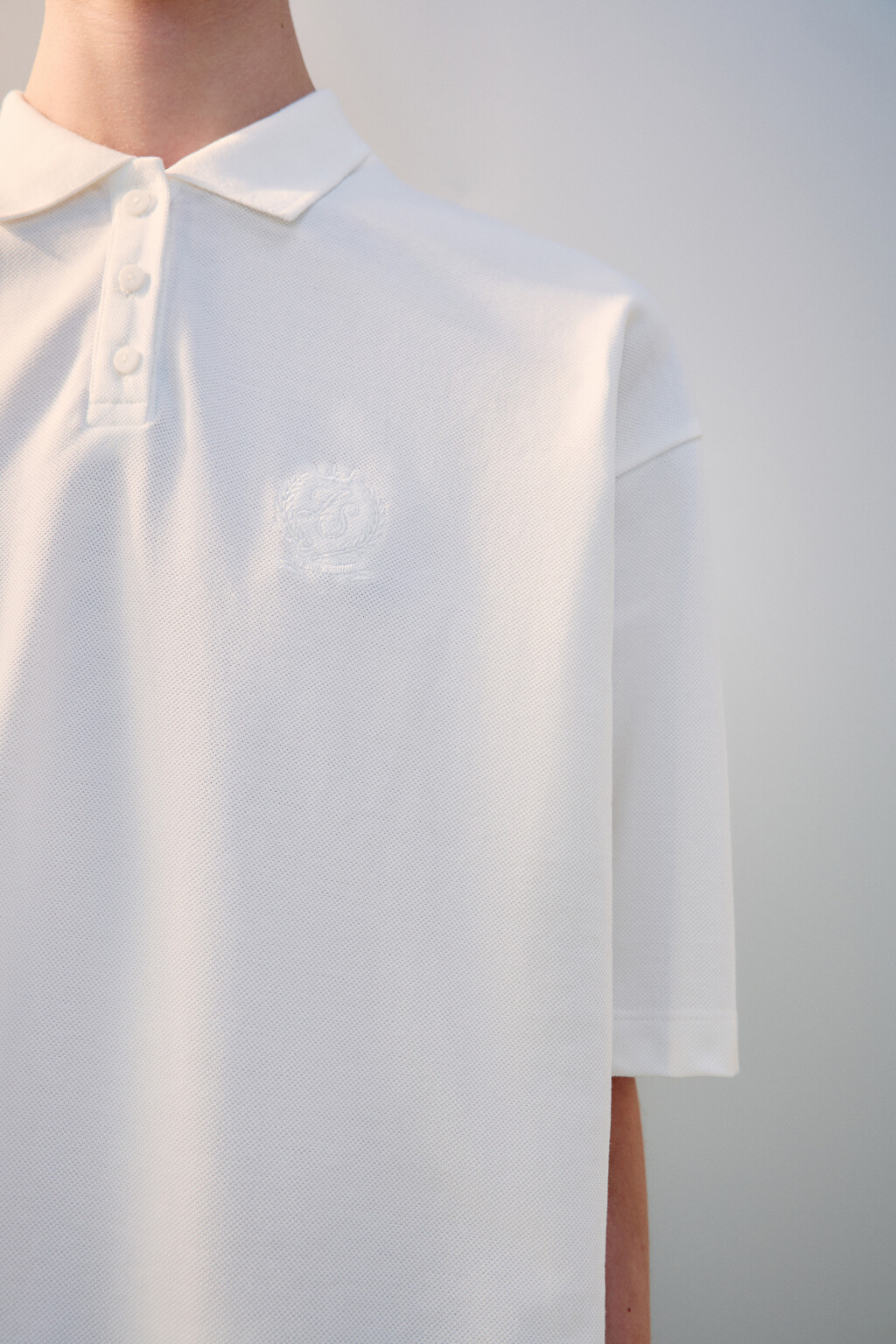 Футболка-поло с вышивкой - цвет белый - 6