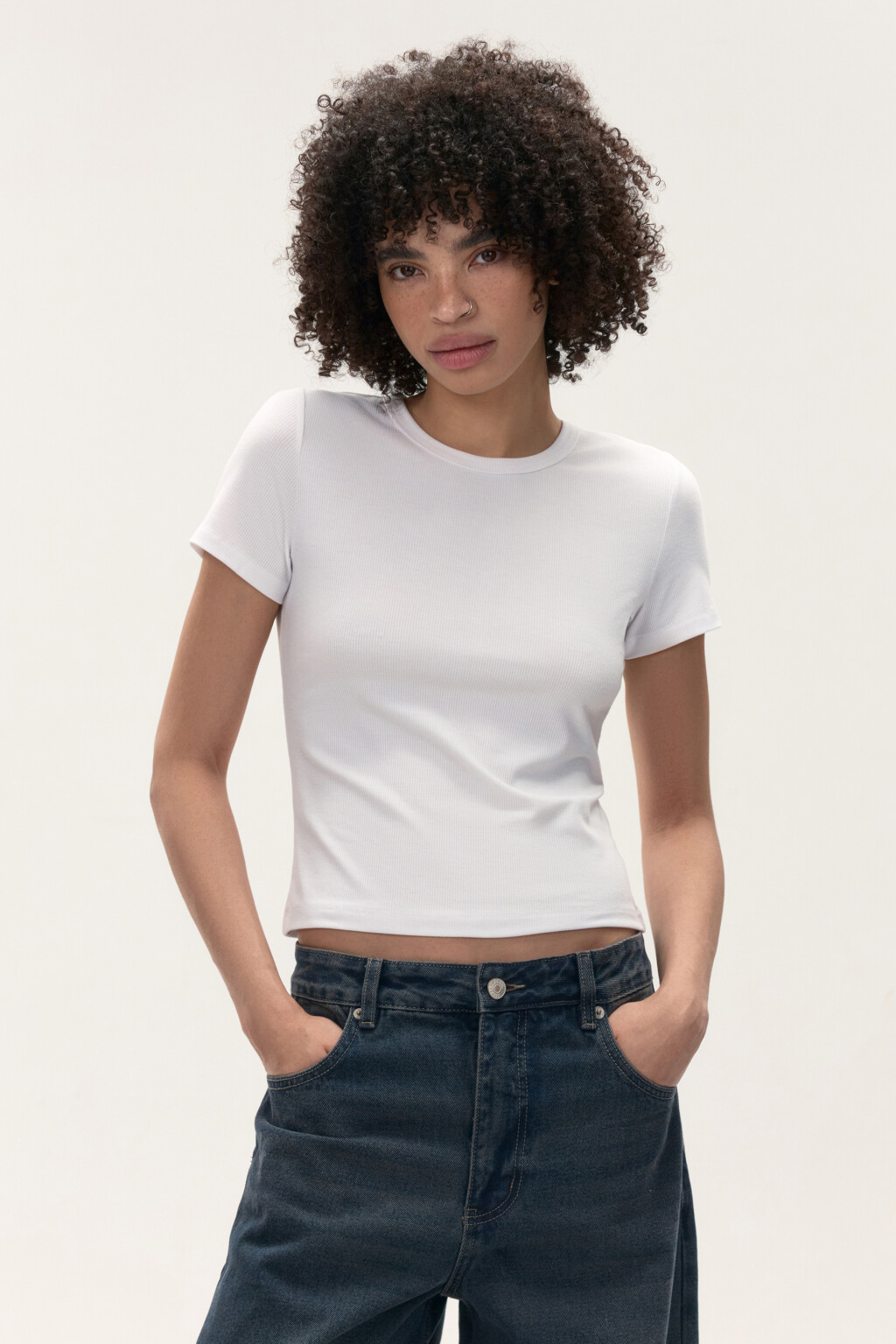 Футболка из фактурного трикотажа - цвет белый - 2