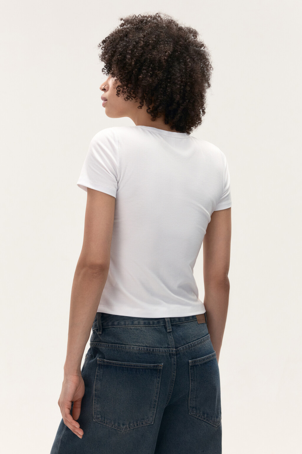 Футболка из фактурного трикотажа - цвет белый - 3