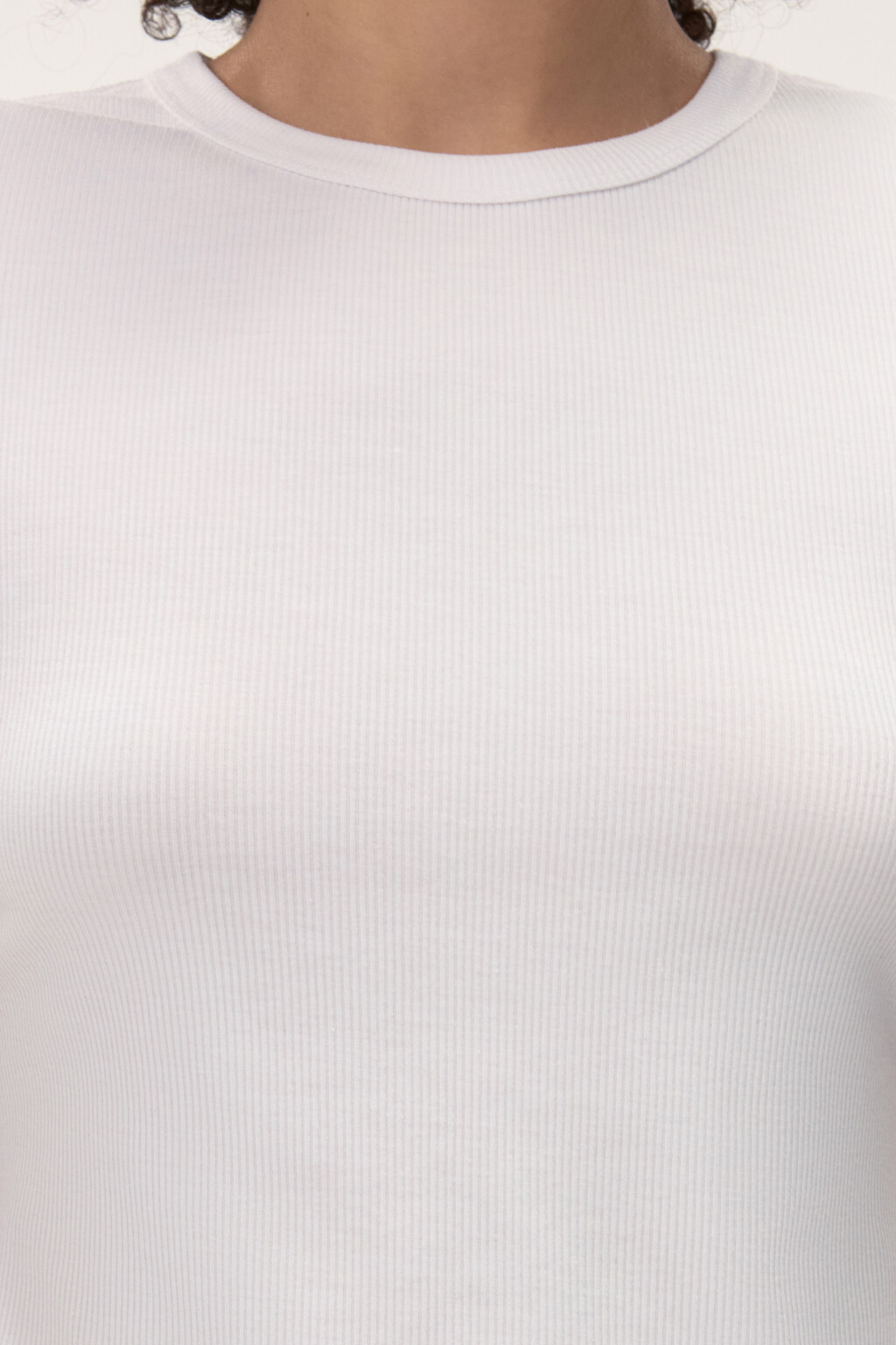 Футболка из фактурного трикотажа - цвет белый - 5