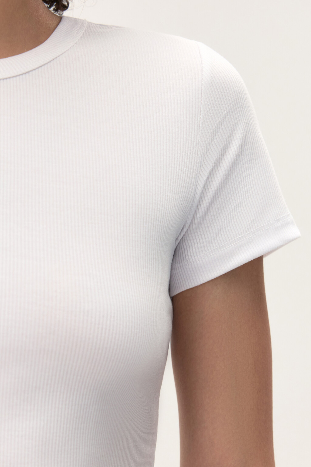 Футболка из фактурного трикотажа - цвет белый - 6