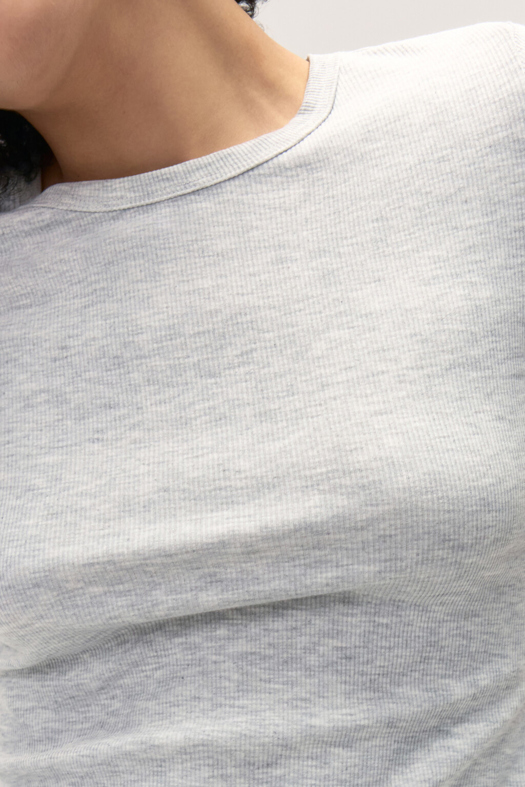 Футболка из фактурного трикотажа - цвет серый - 5
