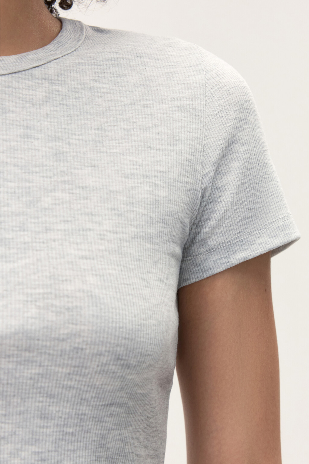 Футболка из фактурного трикотажа - цвет серый - 6