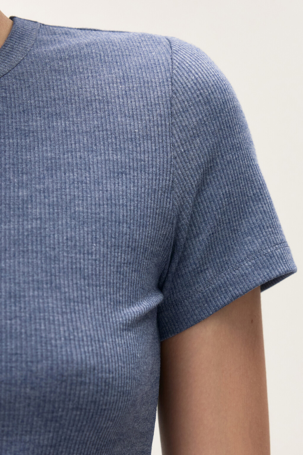 Футболка из фактурного трикотажа - цвет синий - 6
