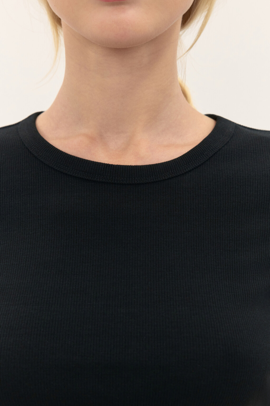 Футболка из фактурного трикотажа - цвет черный - 5