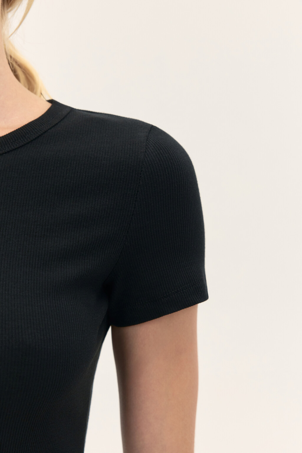 Футболка из фактурного трикотажа - цвет черный - 6