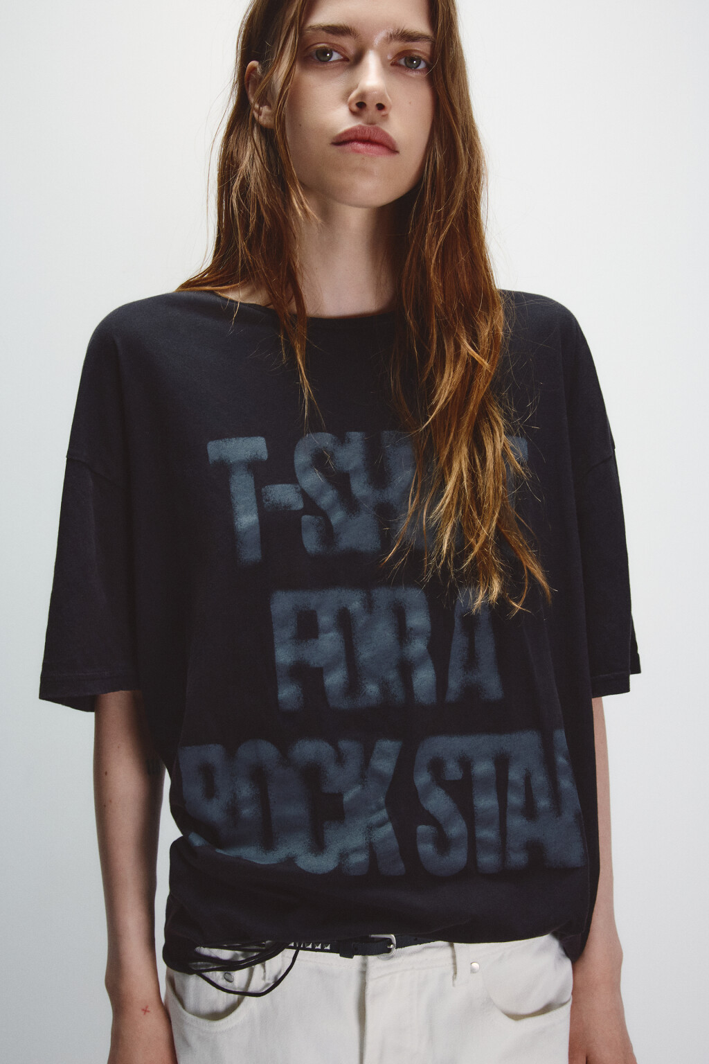 Футболка рваная с надписью - цвет черный - 1