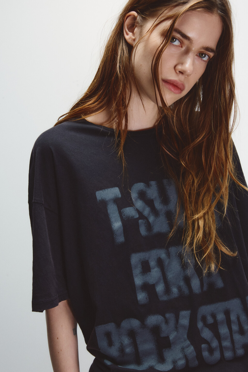 Футболка рваная с надписью - цвет черный - 2