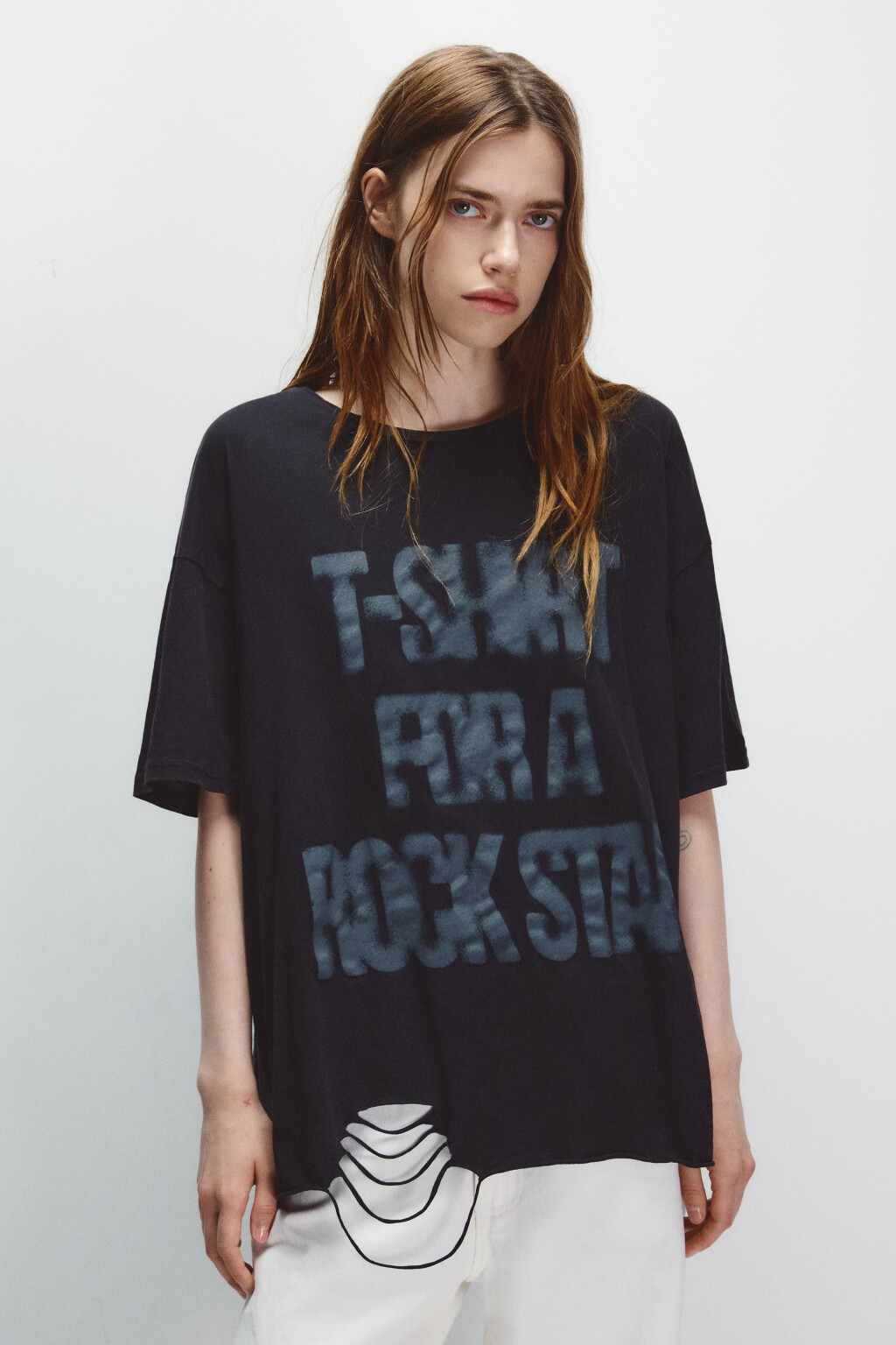 Футболка рваная с надписью - цвет черный - 3