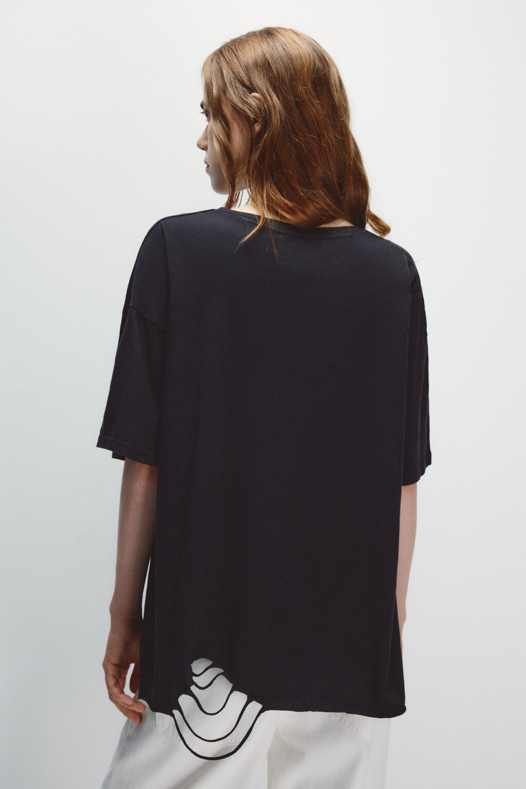 Футболка рваная с надписью - цвет черный - 4