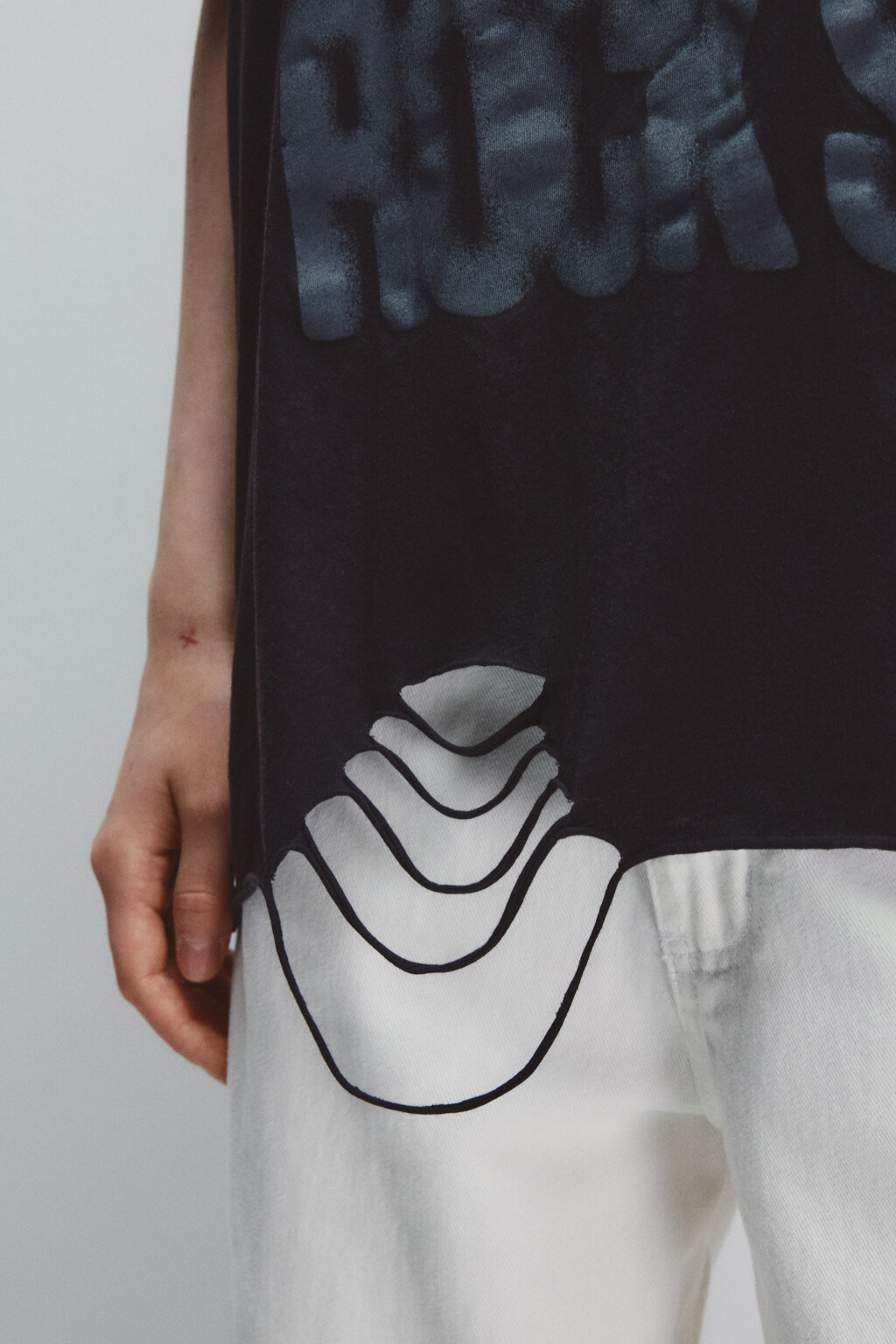 Футболка рваная с надписью - цвет черный - 6