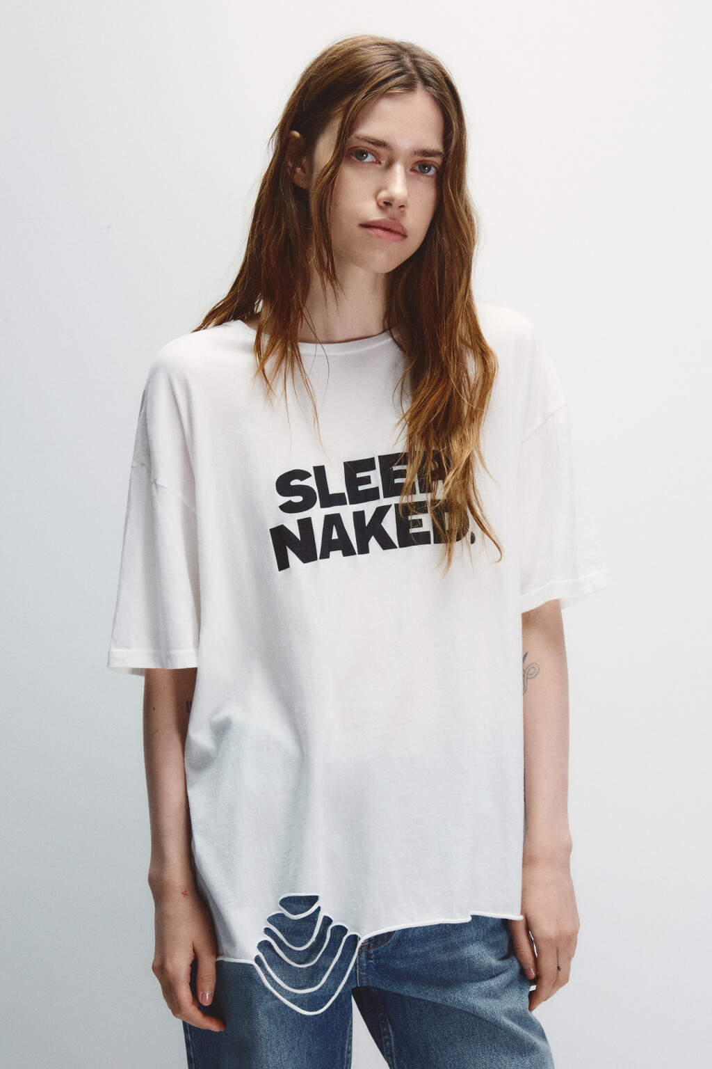 Футболка рваная с надписью - цвет белый - 3