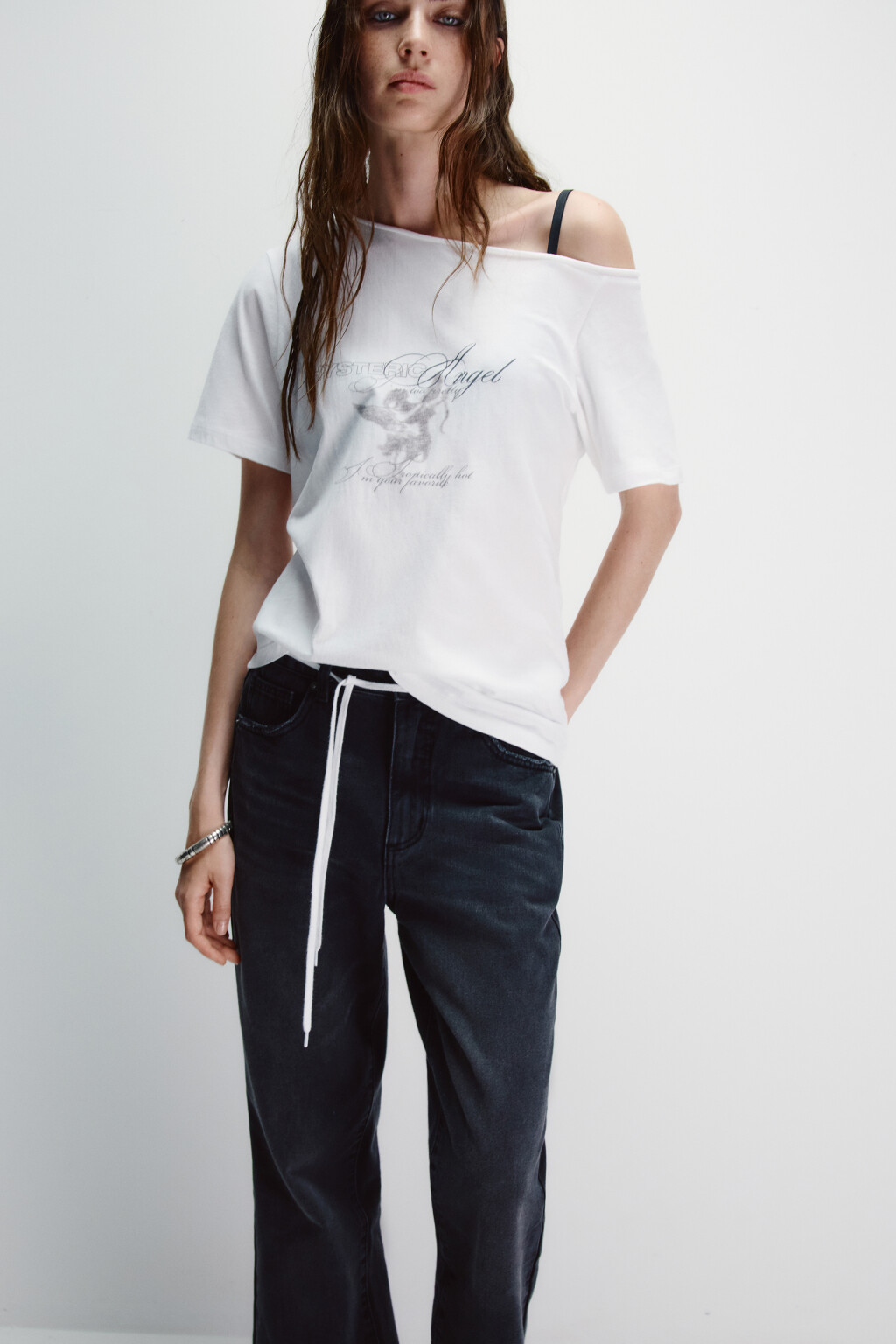 Футболка-топ с открытым плечом - цвет белый - 2