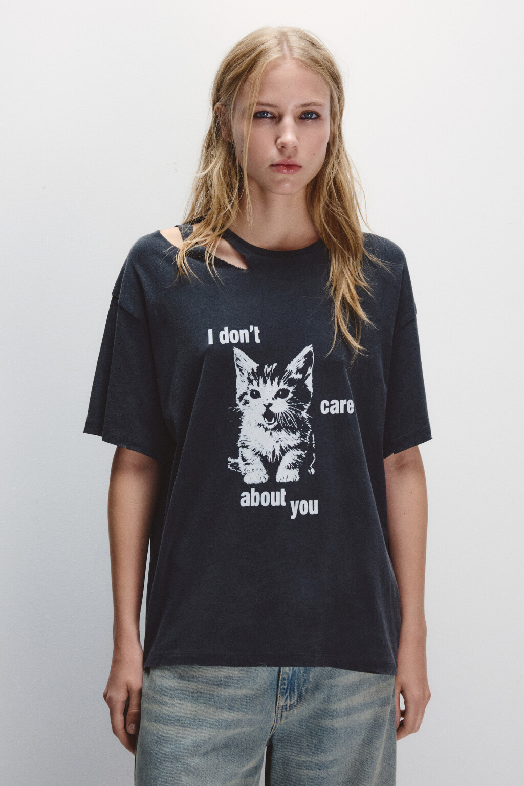 Футболка с рваным плечом и принтом - цвет черный - 3