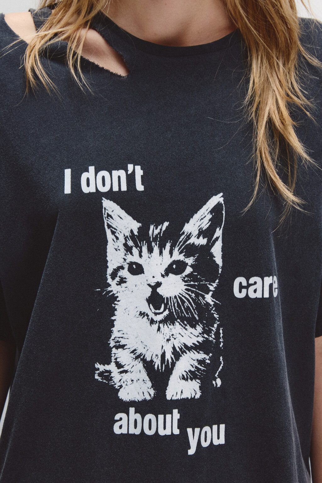 Футболка с рваным плечом и принтом - цвет черный - 6