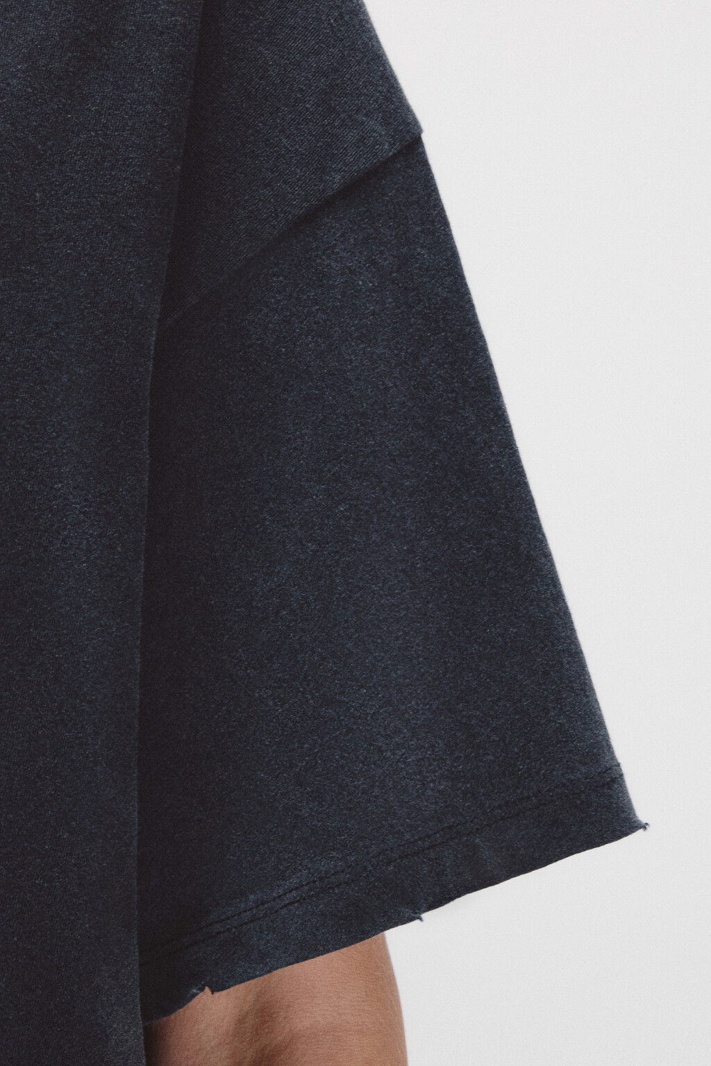 Футболка с рваным плечом и принтом - цвет черный - 7