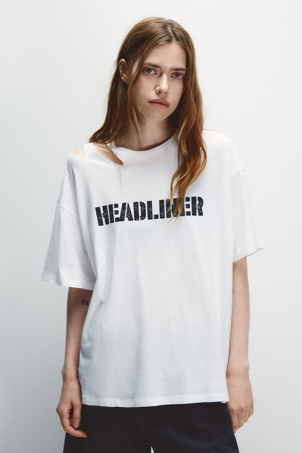 Футболка с рваным плечом и принтом - цвет белый - 2