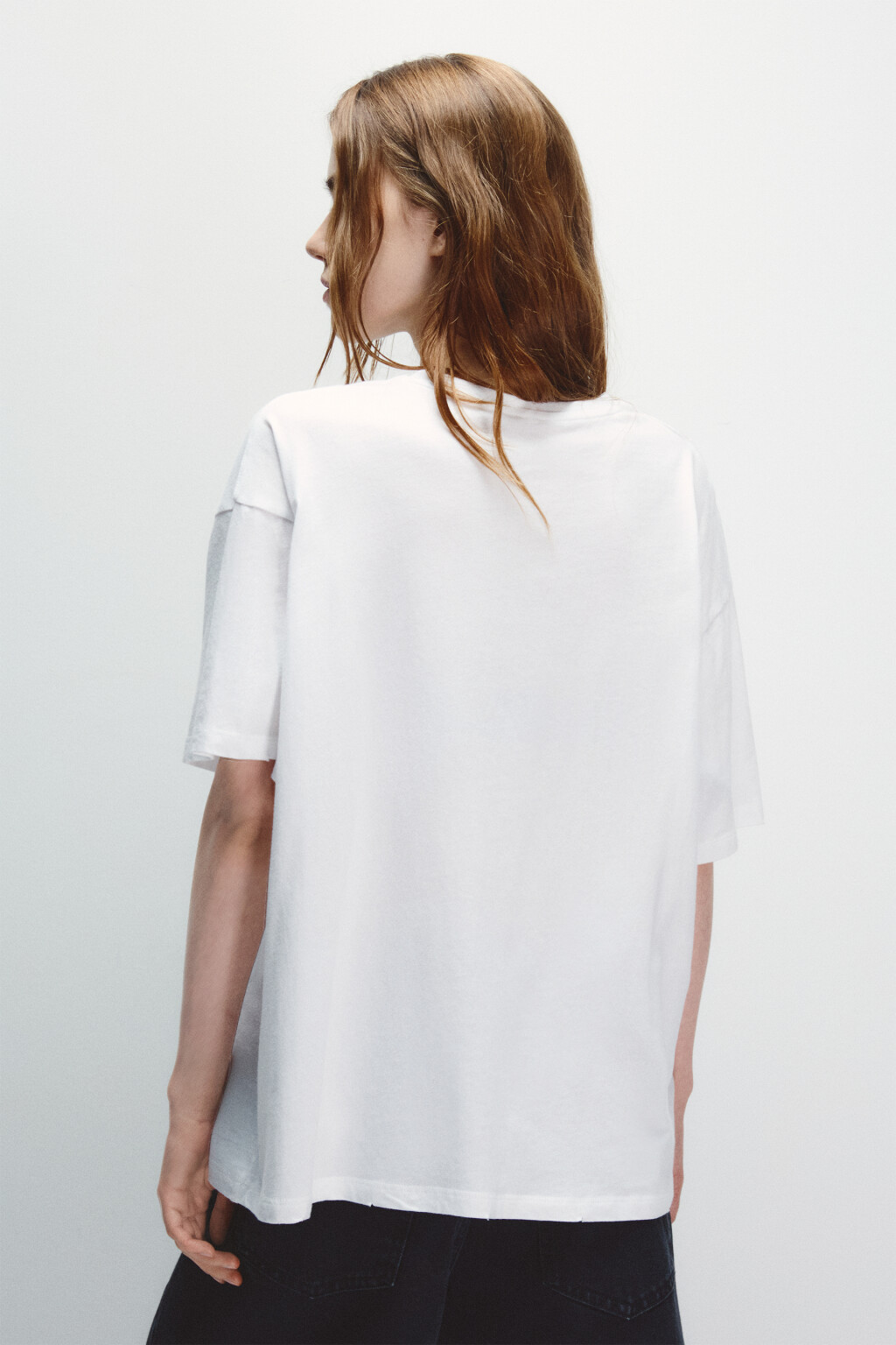 Футболка с рваным плечом и принтом - цвет белый - 3