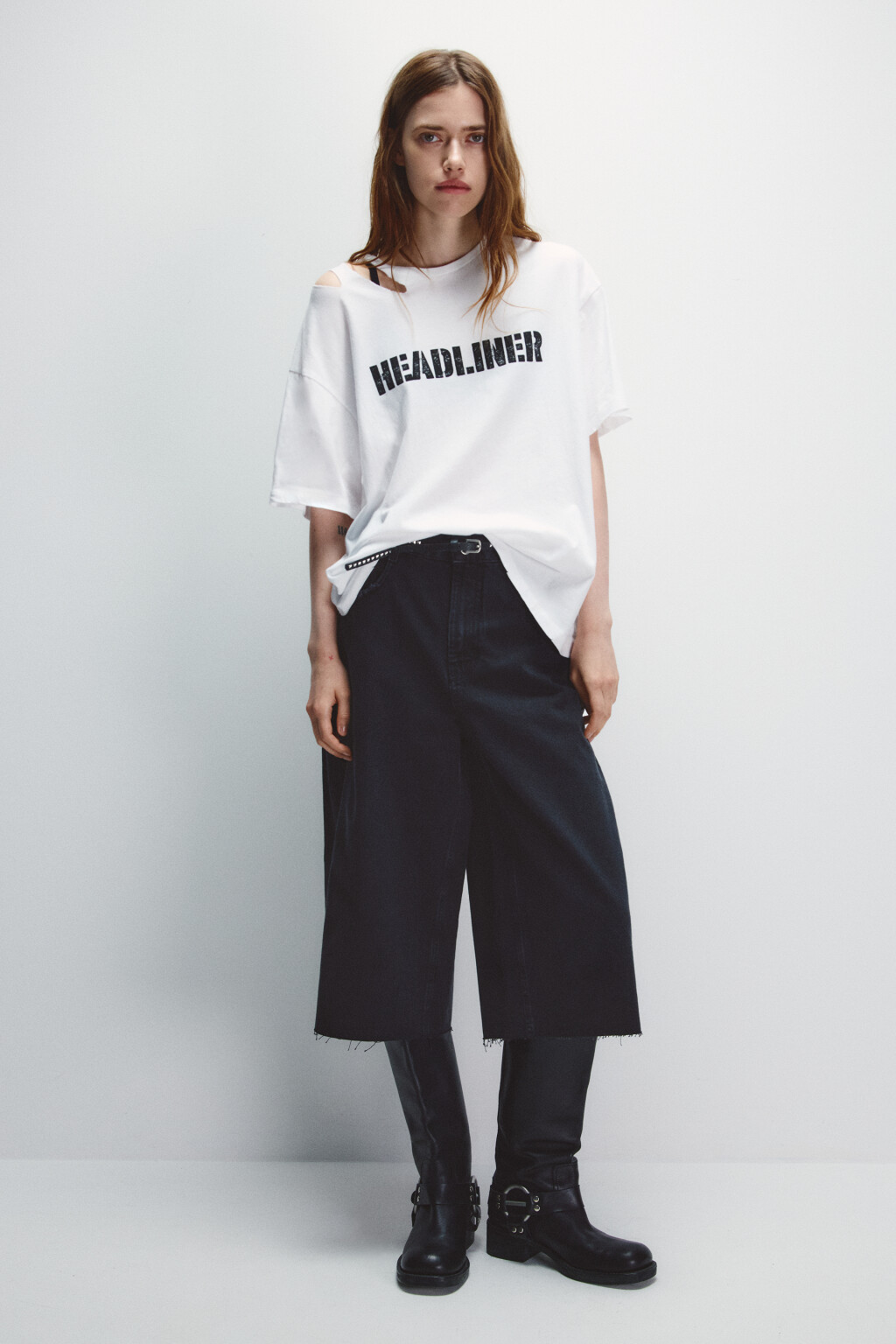 Футболка с рваным плечом и принтом - цвет белый - 4