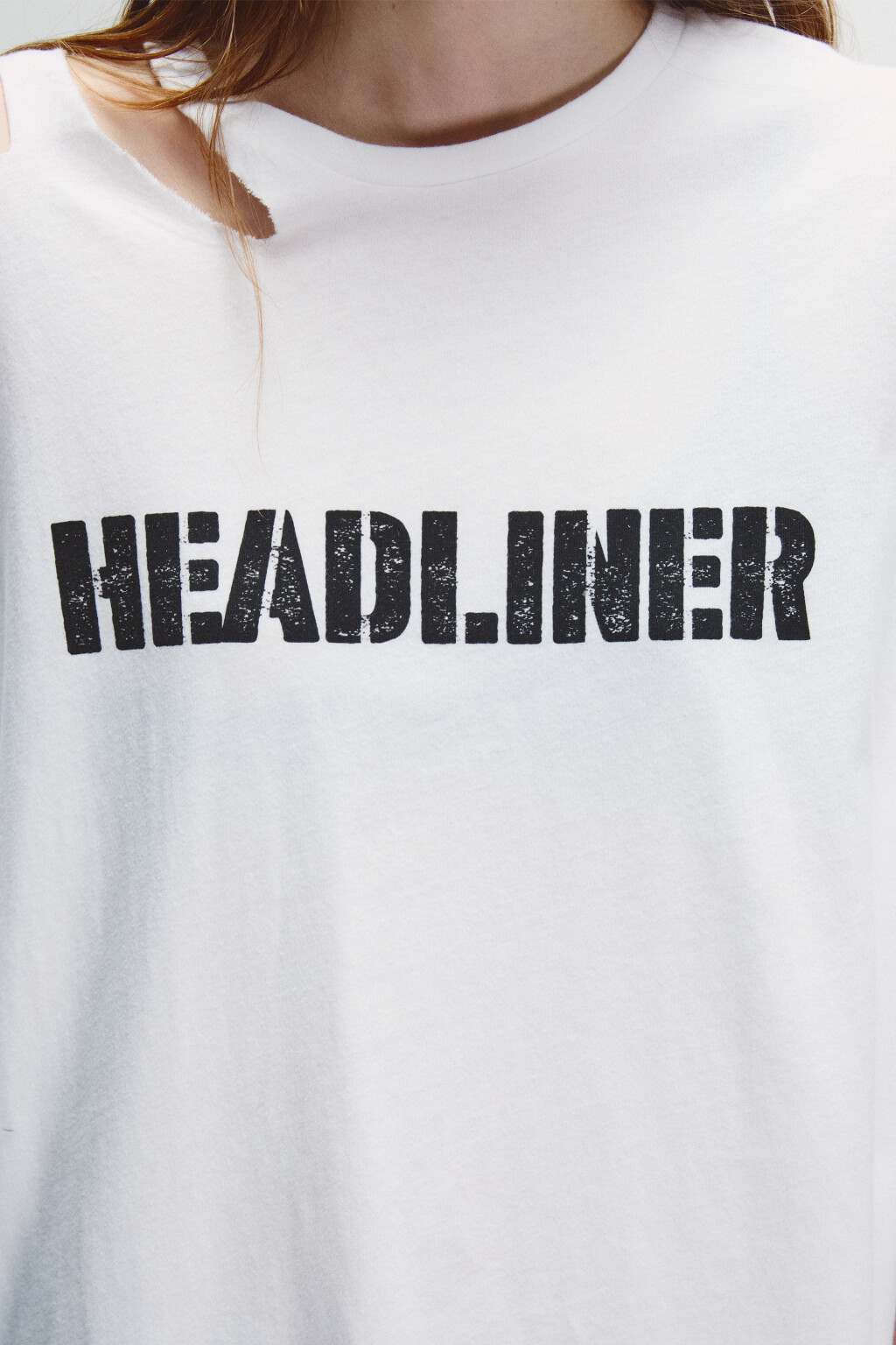 Футболка с рваным плечом и принтом - цвет белый - 5