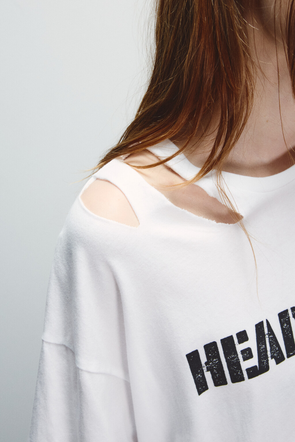 Футболка с рваным плечом и принтом - цвет белый - 6