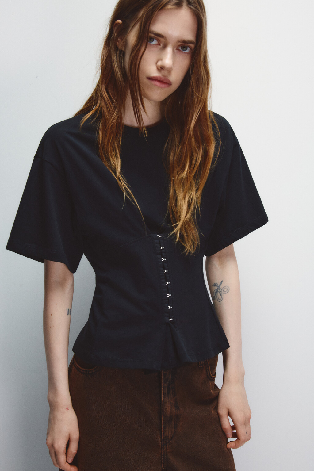 Футболка с корсетом на крючках - цвет черный - 1