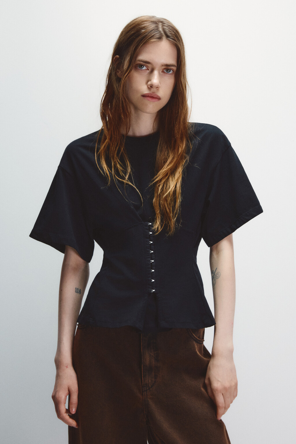 Футболка с корсетом на крючках - цвет черный - 2