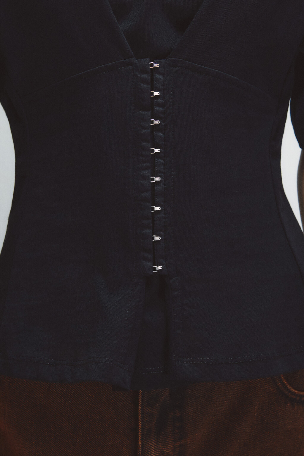 Футболка с корсетом на крючках - цвет черный - 5