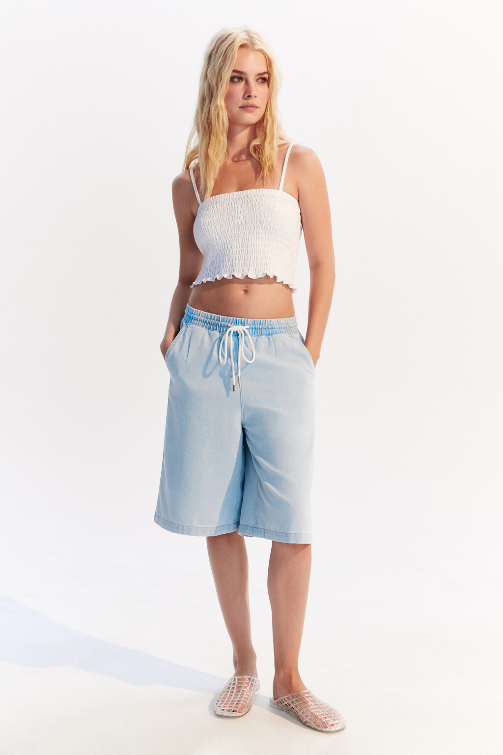 Кроп-топ на тонких бретельках - цвет белый - 4