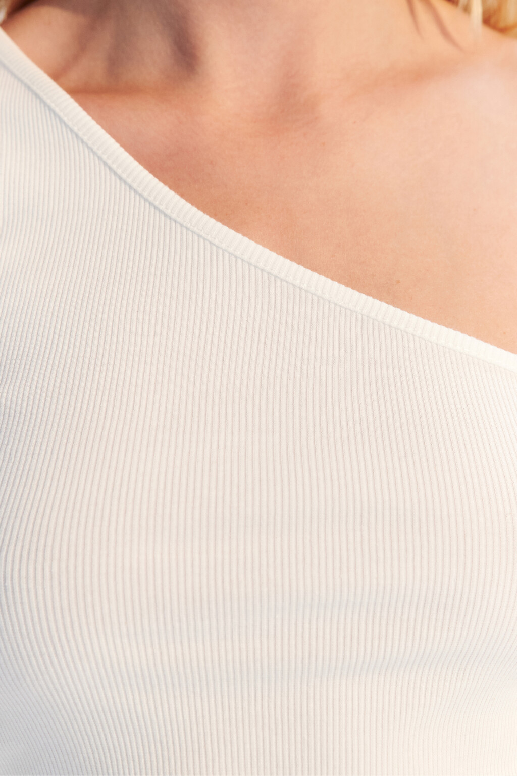 Майка в рубчик на одно плечо - цвет белый - 5