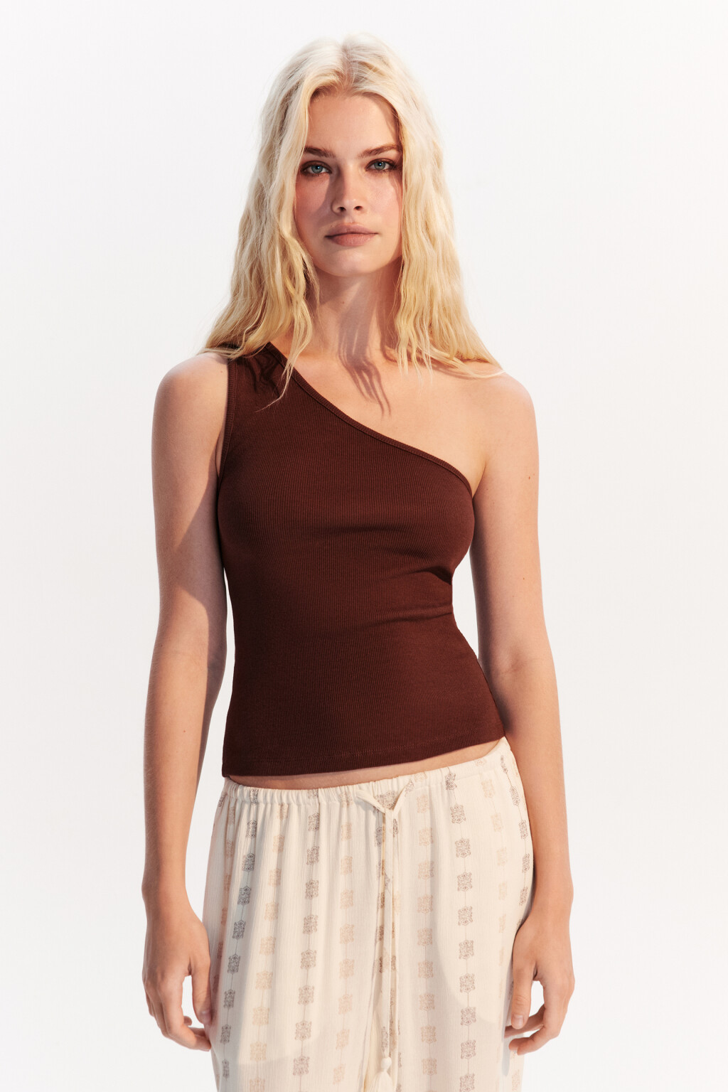 Майка в рубчик на одно плечо - цвет коричневый - 2