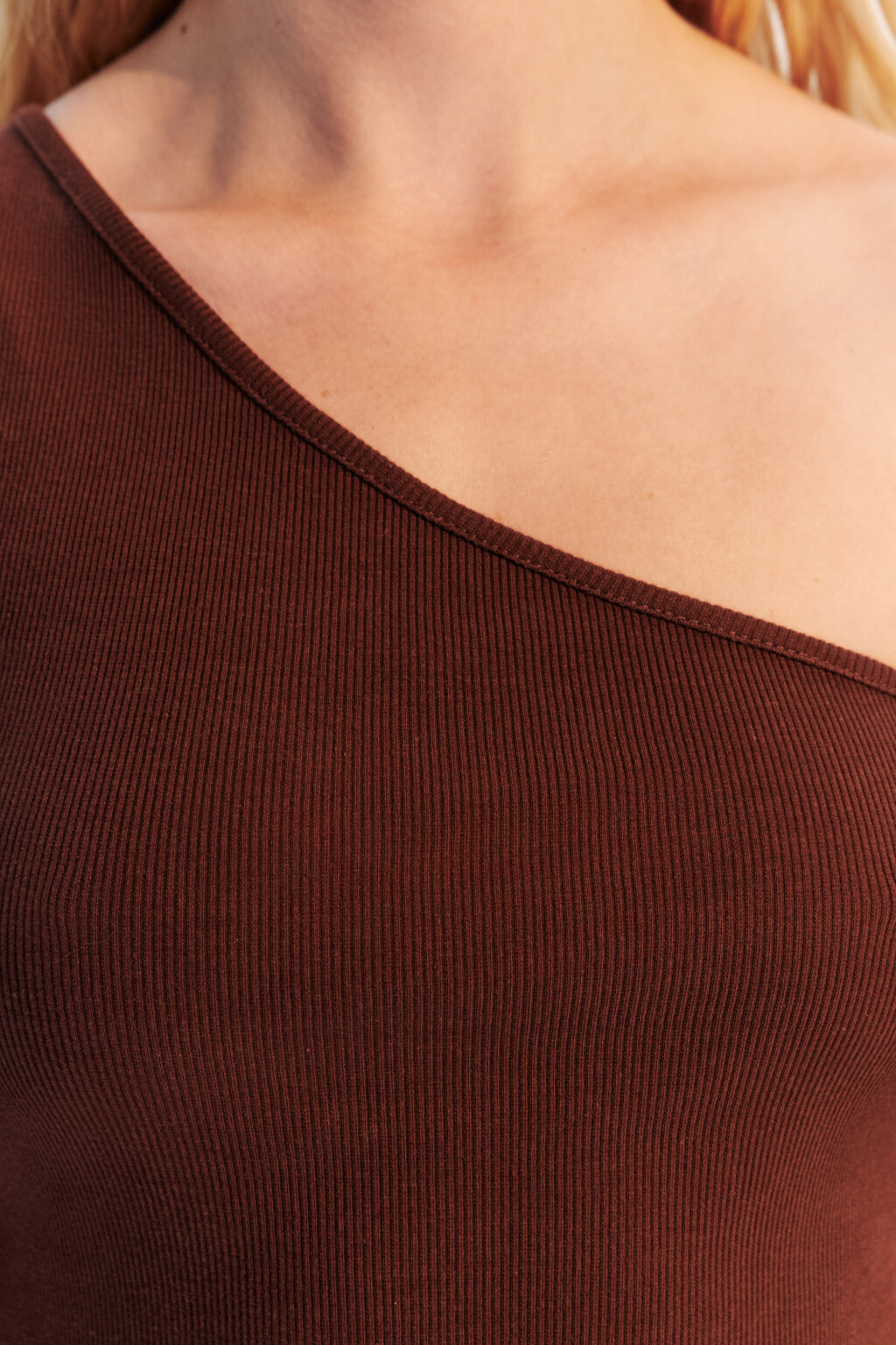 Майка в рубчик на одно плечо - цвет коричневый - 5