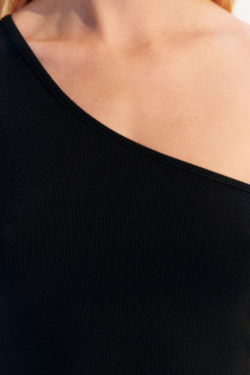 Майка в рубчик на одно плечо - цвет черный - 5