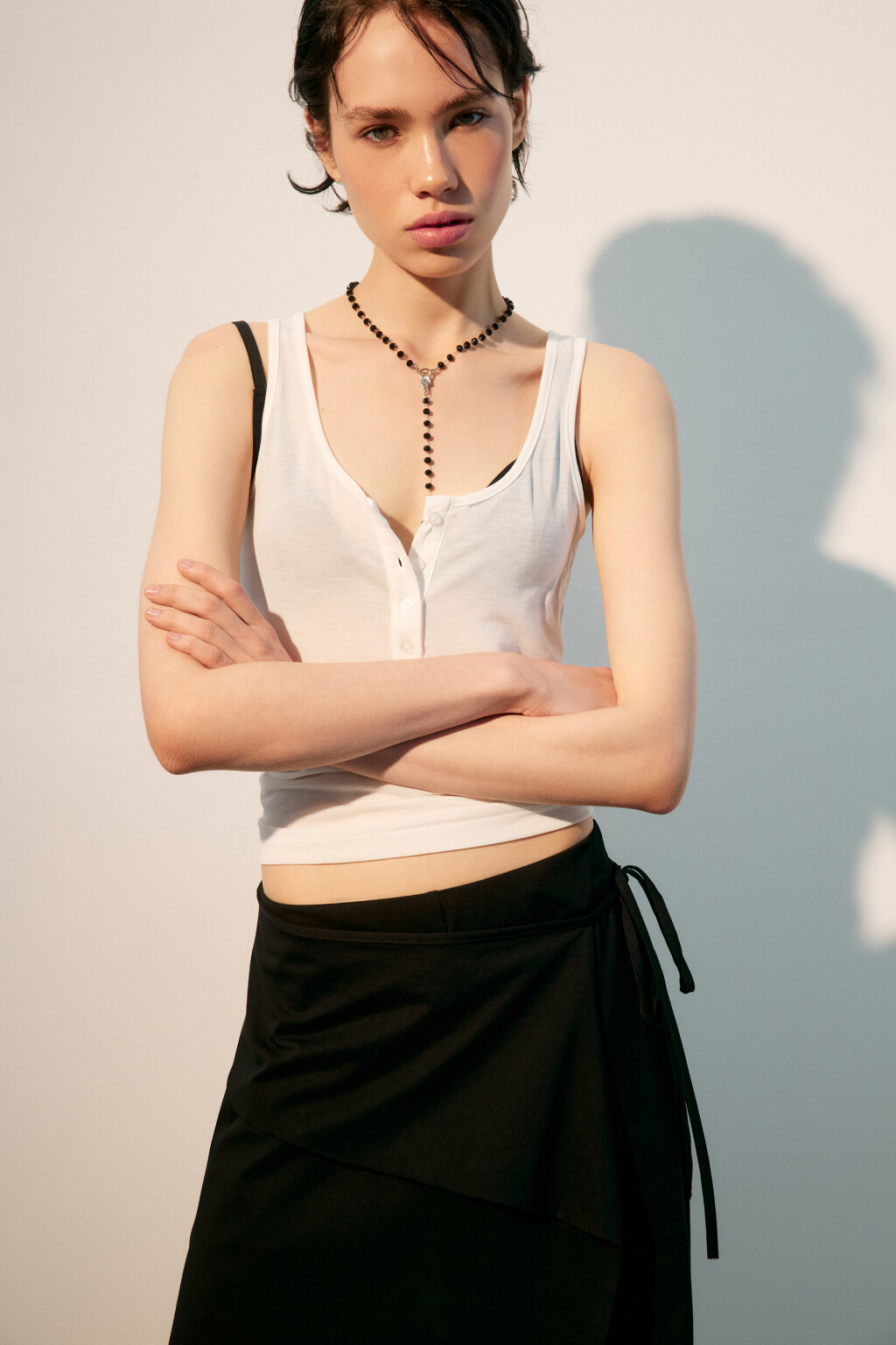 Майка трикотажная с застежкой на груди - цвет белый - 1