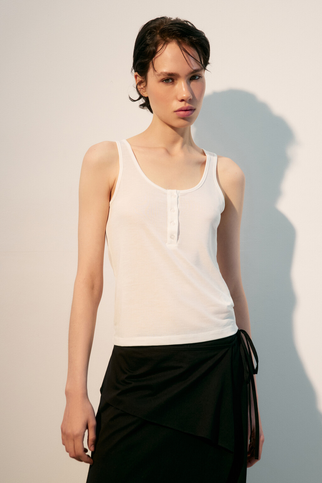 Майка трикотажная с застежкой на груди - цвет белый - 2