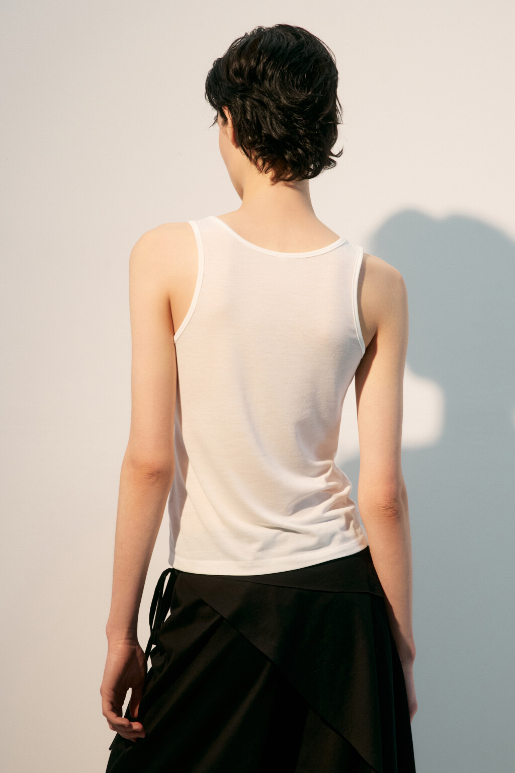 Майка трикотажная с застежкой на груди - цвет белый - 3