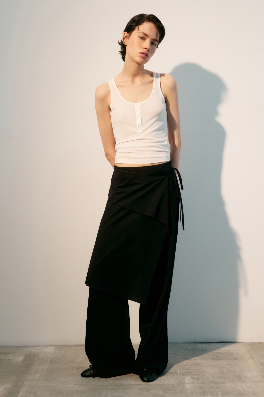 Майка трикотажная с застежкой на груди - цвет белый - 4