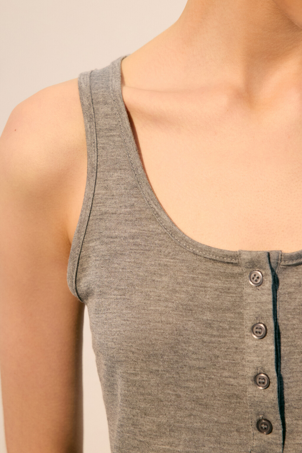 Майка трикотажная с застежкой на груди - цвет серый - 5