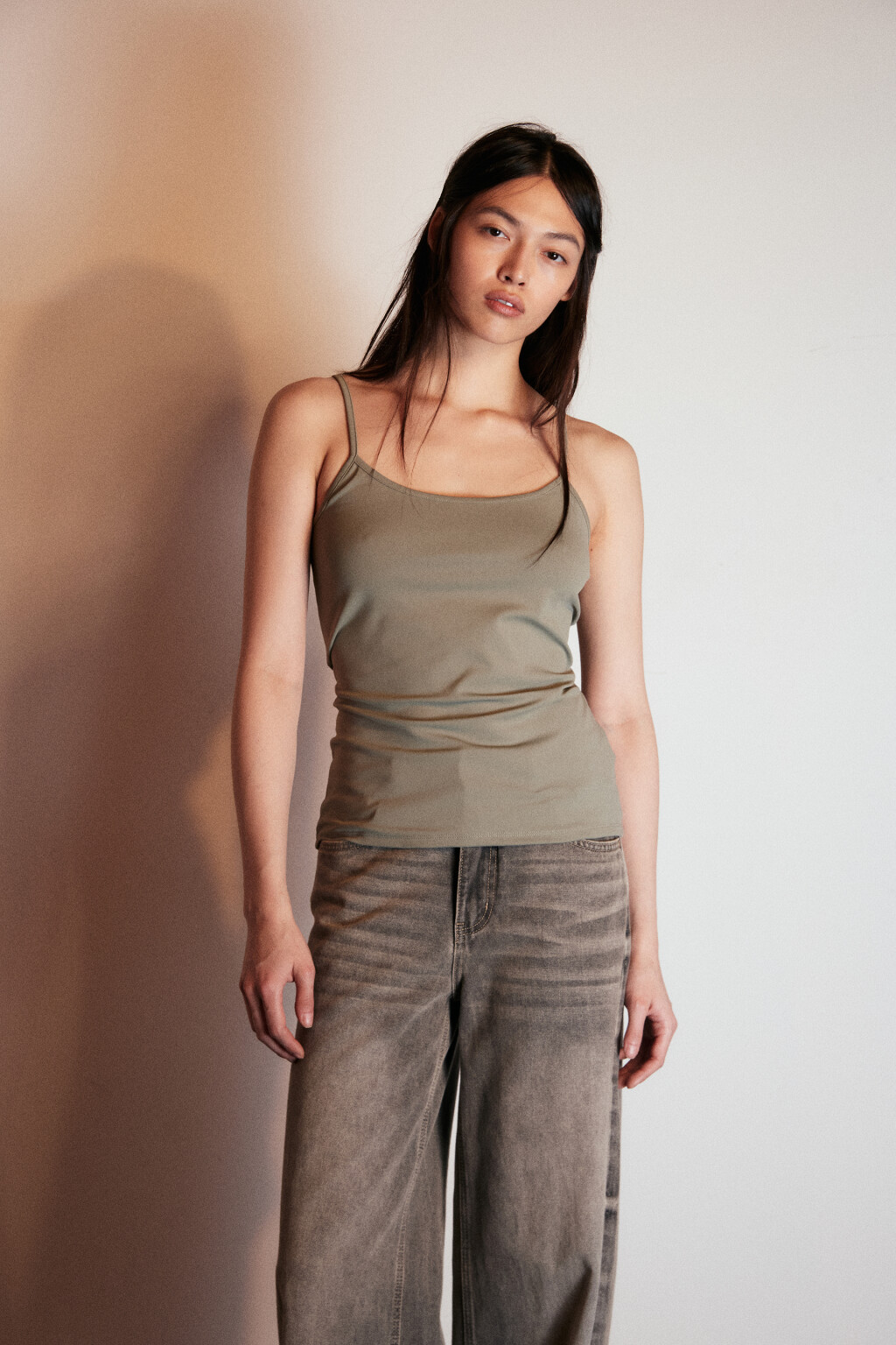 Майка гладкая на тонких бретелях - цвет зеленый - 2