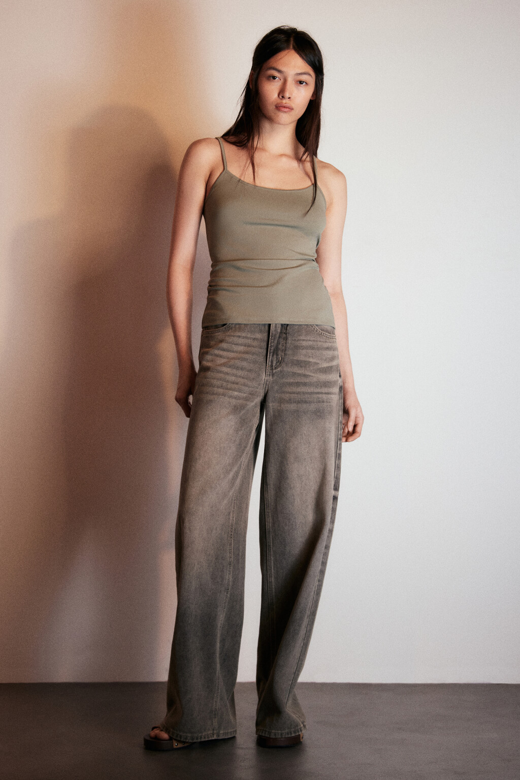 Майка гладкая на тонких бретелях - цвет зеленый - 4